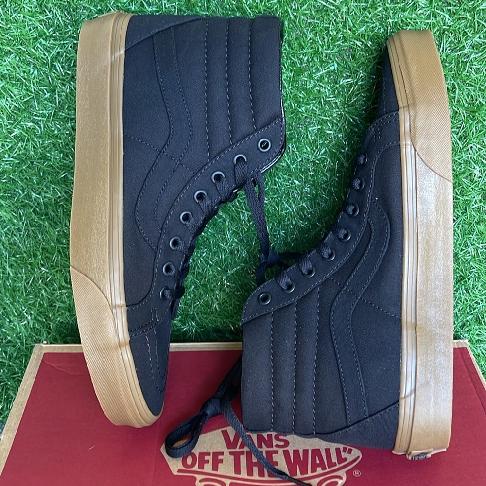 Vans Men’s Sk8-Hi Reissue (Canvas Gum) Black/Lghtgm
VN0A2XSBL0D
Sneakers - Picture 12 of 16